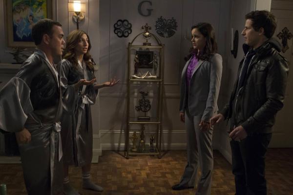 Bild 1 von 14: (v.l.n.r.) Charles Boyle (Joe Lo Truglio); Gina Linetti (Chelsea Peretti); Amy Santiago (Melissa Fumero); Jake Peralta (Andy Samberg)