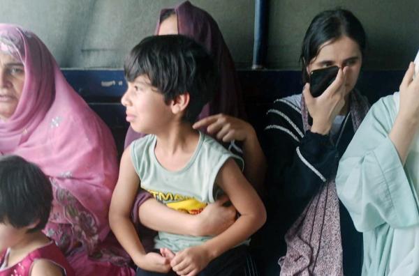 Bild 1 von 3: Heimlich aufgenommenes Foto auf einem LKW während einer Abschiebung nach Afghanistan