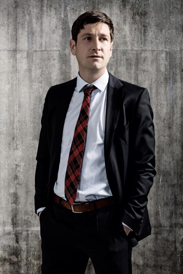 Bild 1 von 57: Im Bild: Staatsanwalt Konstantin Fink (Andreas Kiendl) hat gelernt, sich im Lauf der Jahre mit dem staatlichen System zu arrangieren. Als einer seiner besten und ältesten Freunde steht er Leo stets zur Seite.