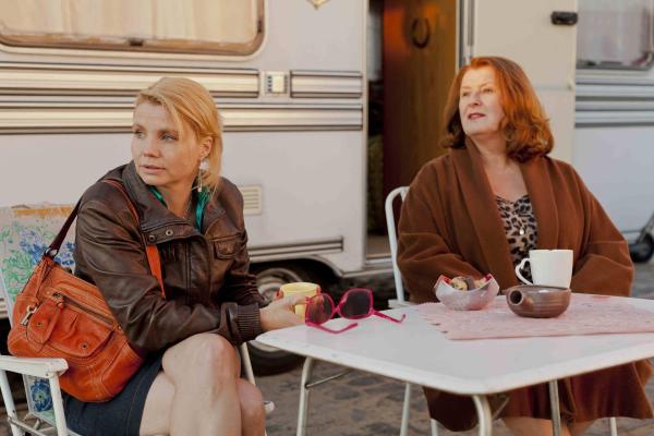 Bild 1 von 25: Dannis' (Annette Frier, l.) neue Mandantin Ulla Bode (Traute Hoess, r.) arbeitet als Prostituierte in einem Campingwagen. Nun erweitert die Stadt Köln den Sperrbezirk und Ulla und ihre Genossinnen sollen weichen - und zwar zum Containerbahnhof, wo Zuhälter ein unbarmherziges Regiment führen. Kann Danni ihnen helfen?