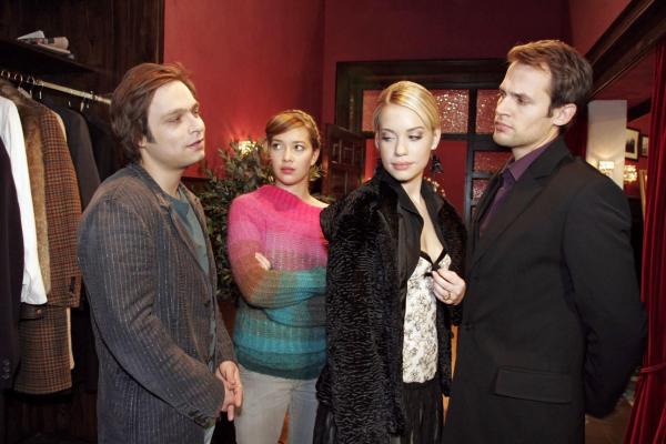 Bild 1 von 13: Hannah (Laura Osswald, 2.v.l.) wird bewusst, wie sehr sich Bruno (Tim Sander, l.) in die Schwärmerei für Kim (Lara-Isabelle Rentinck, 2.v.r.) hineingesteigert hat, als sie diese in Begleitung von Paolo (Thorsten Feller, r.) im Wolfhardts antreffen.