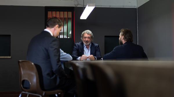 Bild 1 von 17: Kommissar Leander Lost (Jan Krauter, li.), Subcomissária  Graciana Rosado (Eva Meckbach, verdeckt li.) und Insepektor Carlos Esteves (Daniel Christensen, re.) nehmen den Gangster Pablo Delgado (André Gago, Mitte) ins Verhör.