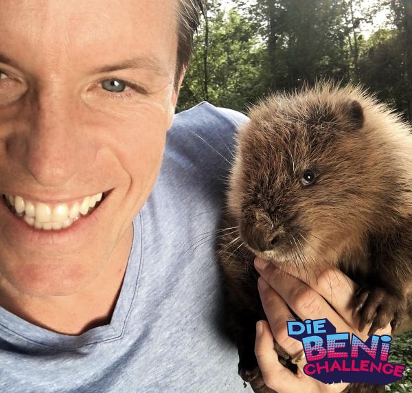 Bild 1 von 11: Benedikt Weber ist zurück im Disney Channel und stellt sich ab Frühjahr in DIE BENI CHALLENGE scheinbar unmöglichen Herausforderungen: Kann ein Mensch 100 Meter weit mit nackten Füßen übers Wasser laufen? Oder unter Wasser eine Bratwurst grillen? Natürlich nicht!... Oder etwa doch? Benedikt findet es raus, egal wie und egal womit, denn \