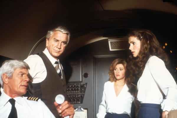 Bild 1 von 4: (v.l.n.r.) Captain Clarence Oveur (Peter Graves); Dr. Rumack (Leslie Nielsen); Randy (Lorna Patterson), Elaine Dickinson (Julie Hagerty)