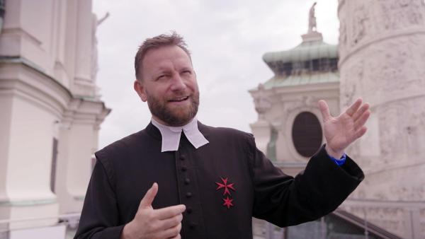 Bild 1 von 12: Im Bild: Pater Marek Kreuzherrenorden mit dem Roten Stern vor der Wiener Karlskirche. Die wenigsten wissen, dass die Karlskirche von Tschechen betreut wird.