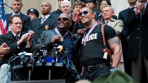 Bild 1 von 5: Danson (Dwayne Johnson, re.) und Highsmith (Samuel L. Jackson, li) sind die beiden besten Cops der Stadt.