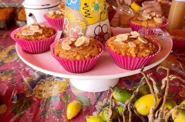Bild 1 von 2: In Manaus backt Monica Cupcakes ? aus einem aromatischen Teig und mit einem fruchtigen Topping aus gerösteten Paranüssen.
