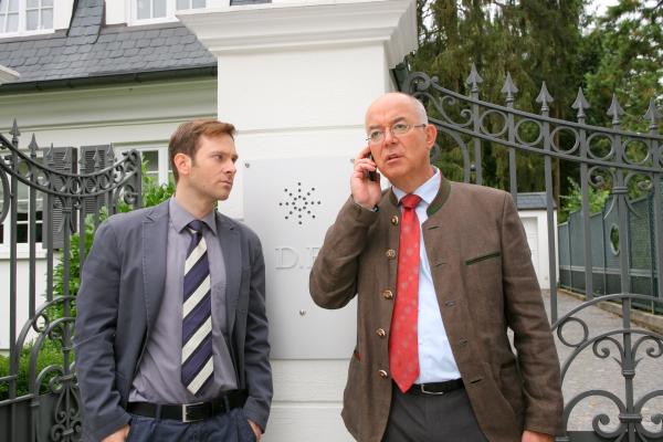 Bild 1 von 8: Kommissar König (Mark-Alexander Solf, l.) ermittelt gemeinsam mit Polizeichef Achtziger (Alexander Duda, r.).