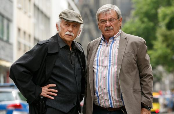 Bild 1 von 2: Die Kommissare Edwin Bremer (Tilo Prückner, l.) und Günter Hoffmann (Wolfgang Winkler, r.) könnten ihren wohlverdienten Ruhestand genießen, erscheinen aber dennoch jeden Tag pünktlich zum Dienst. Die ehrgeizige Dezernatsleiterin Vicky Adam kann noch immer nicht auf ihre Rentnercops verzichten, denn die Abteilung Kapitalverbrechen der Kölner Kriminalpolizei findet keine neuen Ermittler - Personalmangel aufgrund des demografischen Wandels.