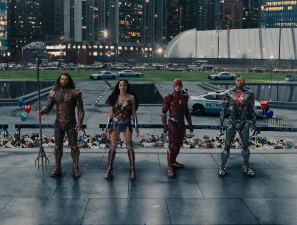 Bild 1 von 11: (v.l.n.r.) Aquaman / Arthur Curry (Jason Momoa); Diana Prince / Wonder Woman (Gal Gadot); Barry Allen / The Flash (Ezra Miller), Cyborg / Victor Stone (Ray Fisher)