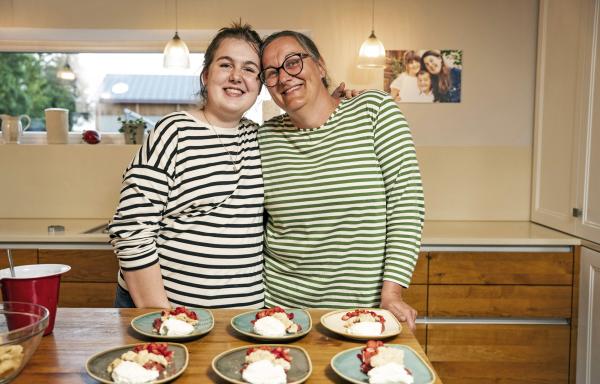Bild 1 von 3: Fleißige Küchenhilfe: Tochter Anna (li.) unterstützt Angelika bei allen drei Gängen, deren süßer Abschluss Rhabarber-Crumble mit Erdbeeren und Sahne sind.