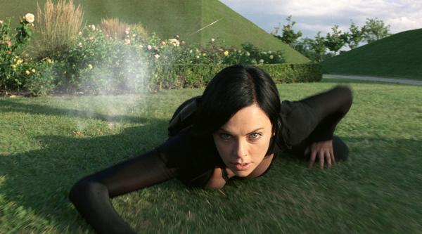 Bild 1 von 3: Um ihre Mission zu erfüllen, muss Aeon (Charlize Theron) einen gefährlichen Grenzgarten voller autonomer Verteidigungssysteme durchqueren.