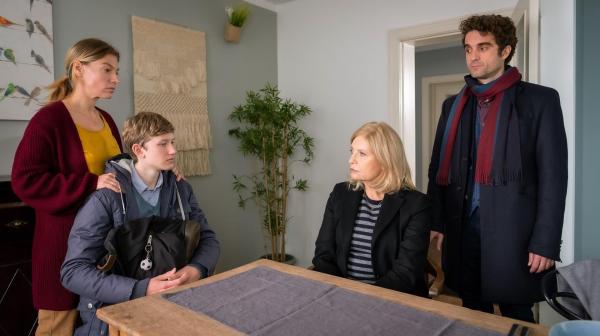 Bild 1 von 8: v.l.n.r.) Frau Meves (Britta Horn); Jacob Meves (Valentin von Falkenhayn); Isabel von Brede (Sabine Postel); Thomas Zuhse (Oliver Wnuk)
