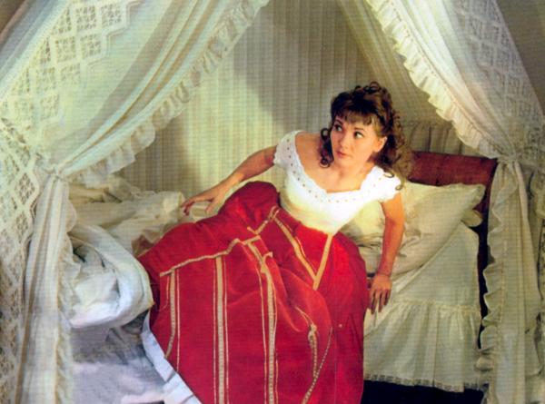 Bild 1 von 2: Komtess Franziska (Liselotte Pulver) ist nach manchen Abenteuern wieder im Schloss ihres Vaters gelandet. Dort soll sie den trotteligen Baron Sperling heiraten, doch der gefällt ihr nun nicht mehr.
