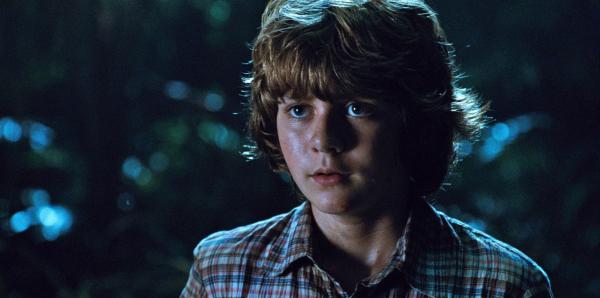 Bild 1 von 9: TY SIMPKINS stars as Gray in Jurassic World. Steven Spielberg returns to executive produce the long-awaited next installment of his groundbreaking Jurassic Park series. Colin Trevorrow directs the epic action-adventure, and Frank Marshall and Patrick Crowley join the team as producers.Credit: Universal Pictures and Amblin Entertainment