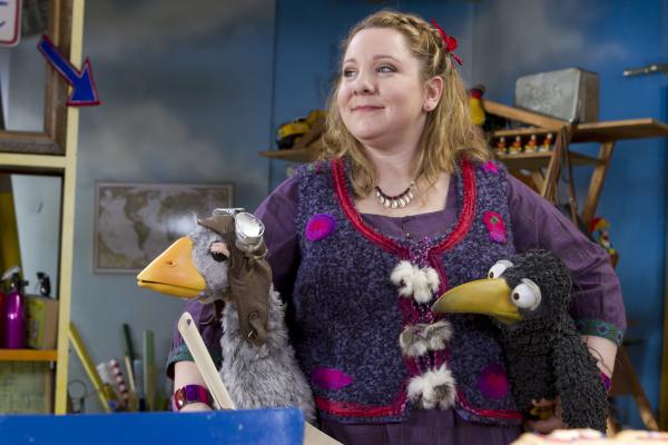 Bild 1 von 3: Zugvogel Fridolin ist immer unterwegs. Kaum ist er bei Hexe Elsebö (Mackie Heilmann) und dem Raben Rudi angekommen, will er schon wieder weg  - zur großen Enttäuschung von Rudi.