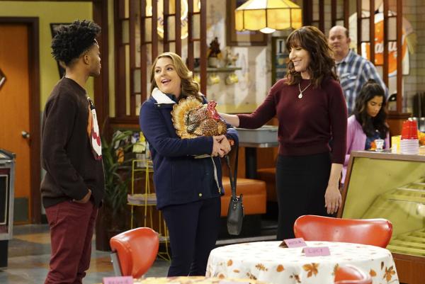 Bild 1 von 12: (v.l.n.r.) Franco (Jermaine Fowler); Lucy (Annie Mumolo); Randy (Katey Sagal)
