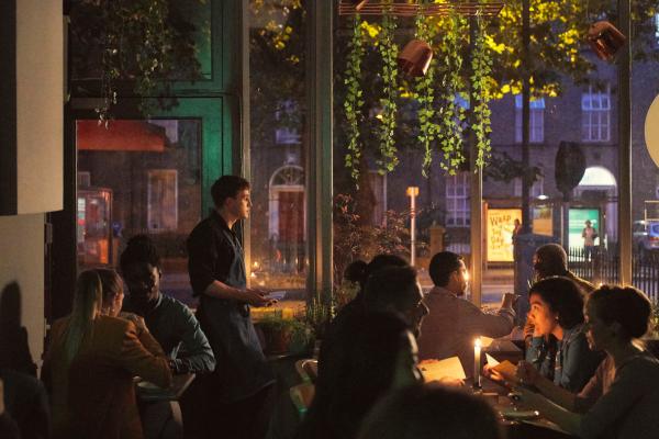 Bild 1 von 5: Auch auf der Arbeit im Café ist Connell (Paul Mescal, 3.v.l.) allein mit seinen Gedanken. Ihn überkommt die Sehnsucht nach einer ganz bestimmten Person.