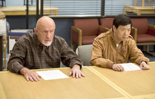 Bild 1 von 20: Ob Hickey (Jonathan Banks, l.) bemerkt, dass Chang (Ken Jeong, r.) als Spion für die andere Seite, nämlich Subway, arbeitet?