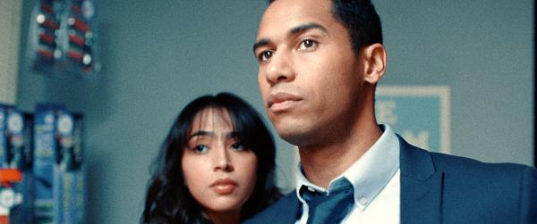 Bild 1 von 8: Auch Ana Marlene (Jessica Garza) und Abraham (Elliot Knight) ahnen nicht, dass es im Kiosk bald um Leben und Tod - und viel Geld - gehen wird.
