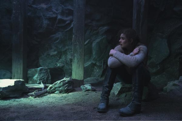 Bild 1 von 13: Natascha (Antonia Robinson) hat das Erdbeben in der Höhle überstanden. Doch sie ist vor Angst unfähig, sich zu bewegen.