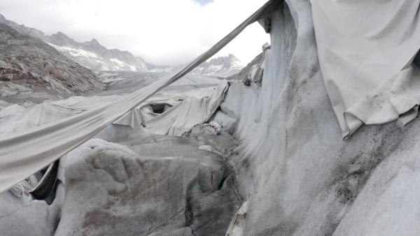 Bild 1 von 8: Großflächige Planen verzögern das Abschmelzen der Gletscher im Sommer.