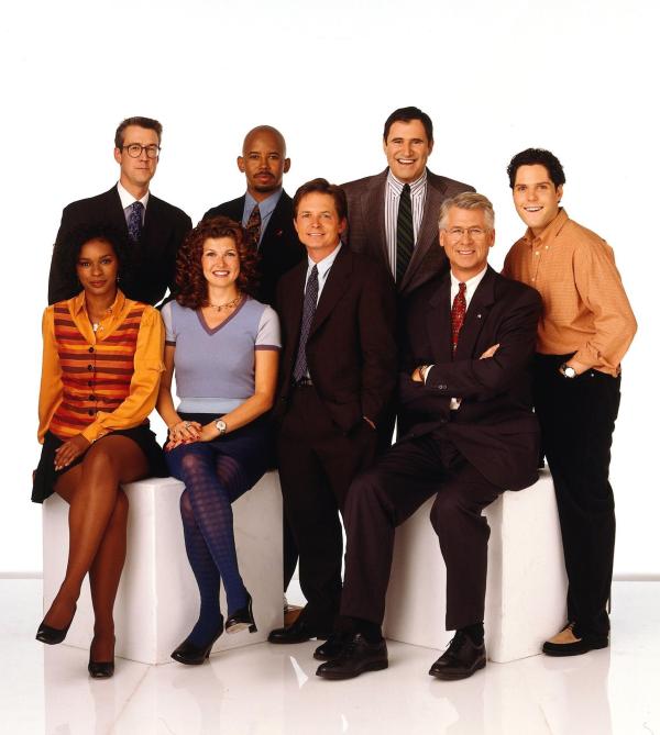 Bild 1 von 1: (2. Staffel) - Die große Unterstützung des Bürgermeisters: Janelle (Victoria Dillard, l.), Stuart (Alan Ruck, 2.v.l.), Nikki (Connie Britton, 3.v.l.), Carter (Michael Boatman, 4.v.l.), Michael (Michael J. Fox, 4.v.r.), Paul (Richard Kind, 3.v.r.), Bürgermeister Winston (Barry Bostwick, 2.v.r.) und James (Alexander Gaberman, r.).