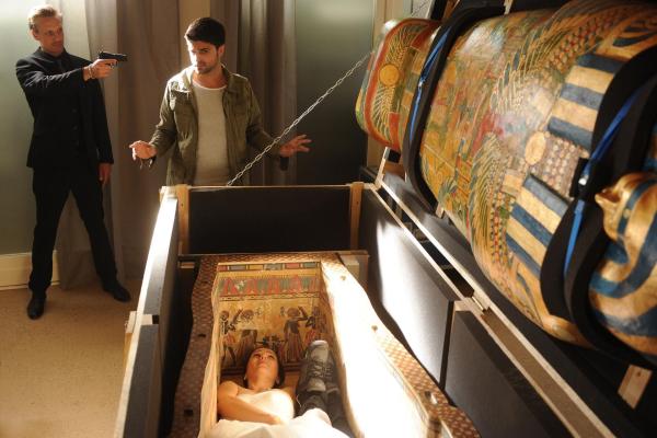 Bild 1 von 15: Die Braut, die sich nicht traut, Danas beste Freundin Sonja (Bettina Lamprecht, r.), und Undercover-Ermittler Nils (Maximilian Grill, M.) laufen unglücklicherweise direkt in die Arme von Boris (Mike Hoffmann, l.), der keinerlei Pardon kennt ?