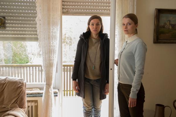 Bild 1 von 8: Irma Pak (Franziska Hartmann, l.) betreibt mit ihrem Mann äußerst engagiert ein Kunstprojekt für Flüchtlinge und Deutsche, doch was sie mit der geheimnisvollen Agnes Krüger (Henrike von Kuick, r.) verbindet, hat sie den Ermittler lange Zeit verschwiegen.
