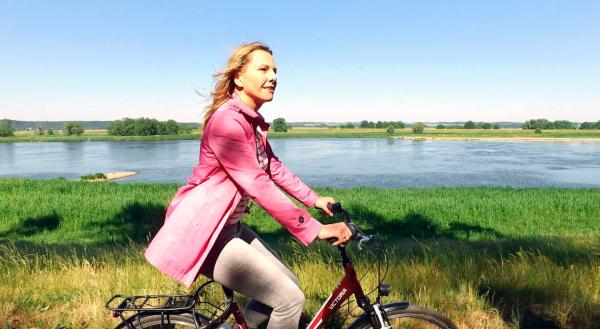 Bild 1 von 1: Moderatorin Andrea Grießmann unterwegs in den Oderauen auf dem Oder-Neiße-Radweg.