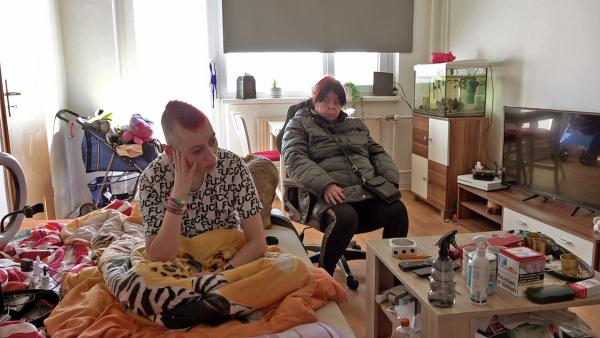 Bild 1 von 2: Pamela (re.) muss bei Nadine ausziehen
