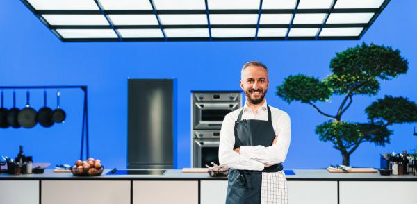 Bild 1 von 5: Jan Böhmermann in seiner Küche in der Sendung \