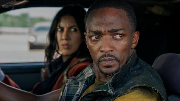 Bild 1 von 3: John (Anthony Mackie) und Quiet (Stephanie Beatriz) setzen ihre Fahrt nach San Francisco fort - doch Agent Stone lauert bereits mit neuen Hindernissen.