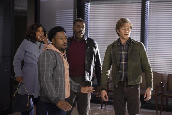 Bild 1 von 13: (v.l.n.r.) Lauretta Bozer (Wendy Raquel Robinson); Wilt Bozer (Justin Hires); Milton Bozer (Ernie Hudson); Angus MacGyver (Lucas Till)