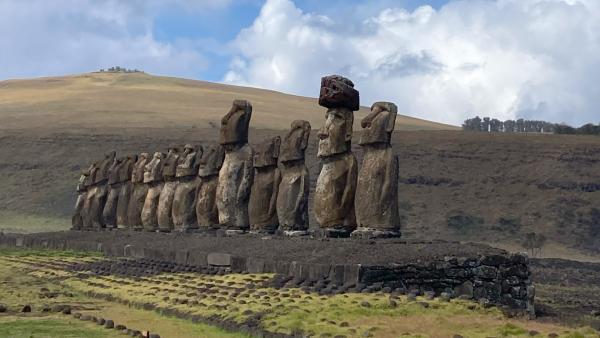 Bild 1 von 3: Die Moai sind jeweils mehrere Meter hoch. Das größte Exemplar ist unvollendet und misst 21 Meter. Die aufgestellten Skulpturen wenden dem Meer den Rücken zu und \