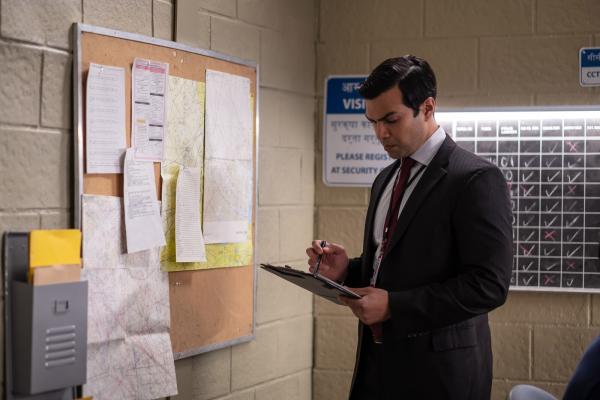 Bild 1 von 3: Die von der Crew beim Landeanflug benutzen Karten werden von den Ermittlern untersucht.