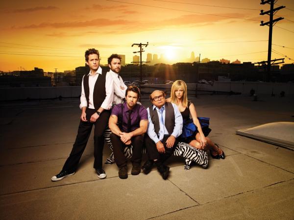 Bild 1 von 13: (5. Staffel) - It's Always Sunny in Philadelphia: Frank (Danny DeVito, 2.v.r.), Dee (Kaitlin Olson, r.), Dennis (Glenn Howerton, l.), Charlie (Charlie Day, 2.v.l.) und Mac (Rob McElhenney, M.) ...