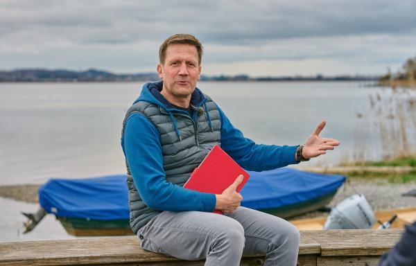 Bild 1 von 3: SWR Moderator Jens Hübschen hat Quiz-Fragen im Gepäck. Er will testen, was die Mitmenschen so über ihre Stadt und ihr Land wissen.