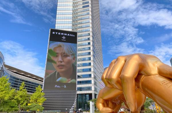 Bild 1 von 5: In Seoul ist das Phänomen K-Pop omnipräsent, dem Welthit ?Gangnam Style? wurde sogar ein Denkmal errichtet, vor dem sich Fans fotografieren lassen.