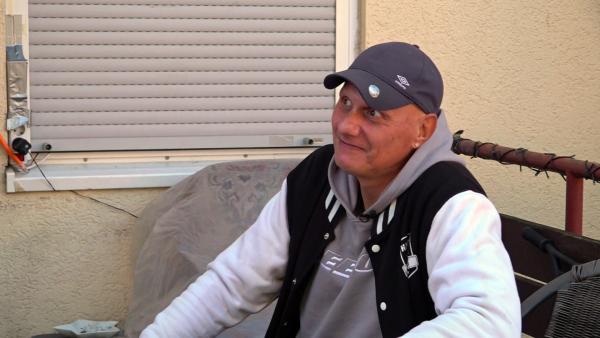 Bild 1 von 4: Elvis leidet unter starken Rückenschmerzen und lässt sich trotz seiner Abneigung schließlich von seiner Frau Katrin zu einem Arztbesuch überreden. Um Spritzen zu vermeiden, akzeptiert er den Rat, mehr zu laufen.