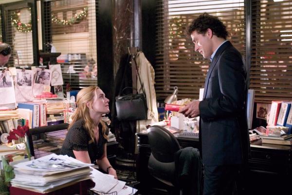 Bild 1 von 8: KATE WINSLET and RUFUS SEWELL star as Iris and Jasper in the romantic comedy The Holiday, directed by Nancy Meyers.