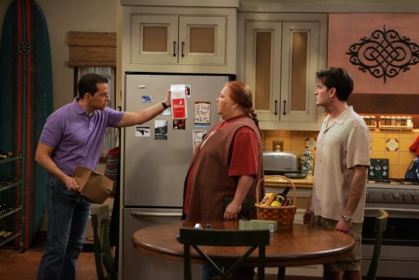 Bild 1 von 12: Die beiden Streithähne Charlie (Charlie Sheen, r.) und Alan (Jon Cryer, l.) sind wieder am Werk. Berta (Conchata Ferrell, M.) versucht sie zu beruhigen ...