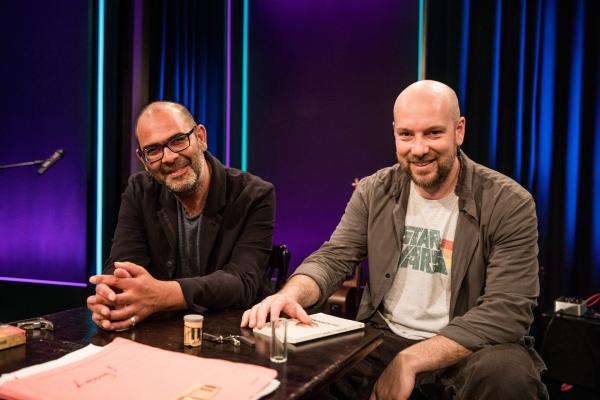 Bild 1 von 12: Hannes Ringlstetter (links) und Stephan Zinner während ihres Kabarett-Auftritts im Alten Kino in Ebersberg.