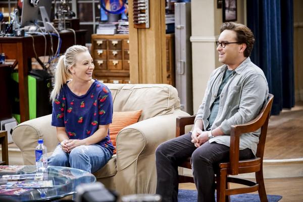 Bild 1 von 17: Muss sich fragen, ob ihr Verhalten Leonard (Johnny Galecki, r.) gegenüber immer richtig ist: Penny (Kaley Cuoco, l.) ...