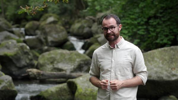 Bild 1 von 8: Wissenschaftsjournalist Niklas Kolorz geht in der Eifel auf Spurensuche. Schon die Römer nutzen den hier vorkommenden Basalt als Baumaterial.
