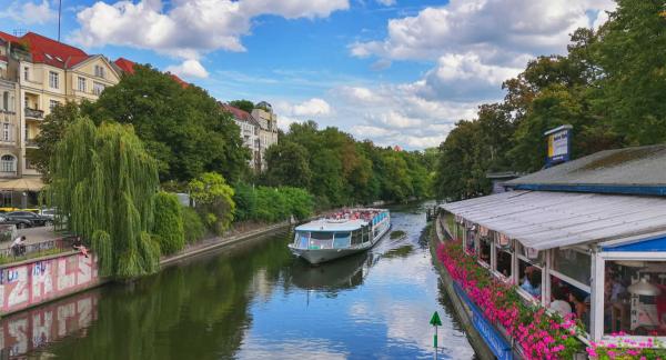 Bild 1 von 4: Blick von der Brücke auf den Landwehrkanal, zwischen Kreuzberg und Neukölln.