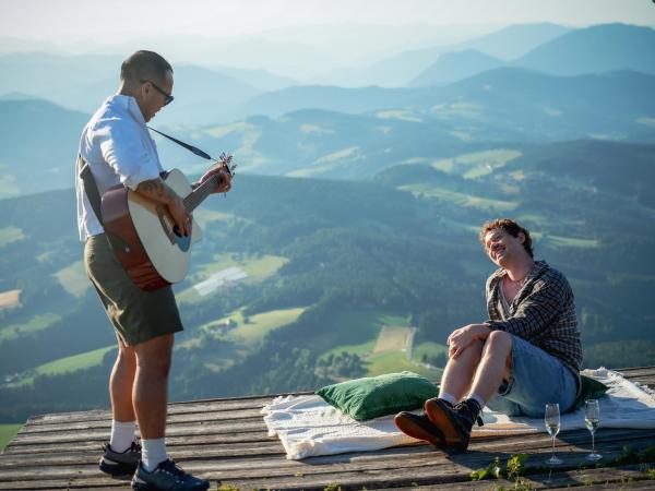Bild 1 von 22: Im Bild: Single Christopher genießt ein Privatkonzert von Kandidat Jason.