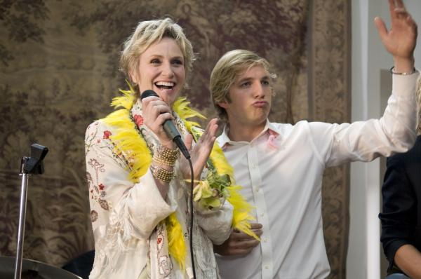 Bild 1 von 5: Constance Carmell (Jane Lynch, l.); Kyle Bradway (Ryan Hansen)