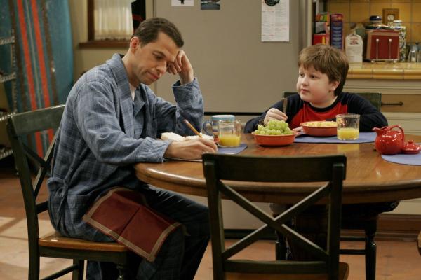 Bild 1 von 11: Jake (Angus T. Jones, r.) erzählt seinem Vater Alan (Jon Cryer, l.), dass er Charlie in der Garage beim rauchen erwischt hat ...