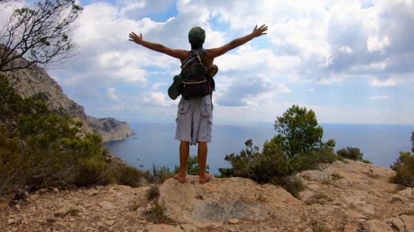 Bild 1 von 4: Fernab von den Klubs leben die letzten Hippies Ibizas zurückgezogen in der Natur.